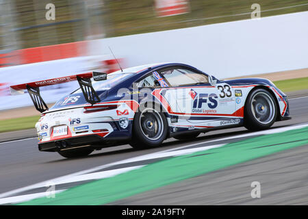 Die #33 JTR Porsche 911 GT3 Cup von Dan Harper im Porsche Carrera Cup GB Stockfoto
