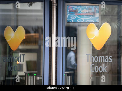 Deutschland. 25 Sep, 2019. Das Firmenlogo wird auf die Drehtür des Hauptquartiers der Deutschen Thomas Cook reisen. Vier Tage nach der Insolvenz der Britischen Muttergesellschaft, die deutsche Tochtergesellschaft Konkurs. Foto: Frank Rumpenhorst/dpa/Alamy leben Nachrichten Stockfoto