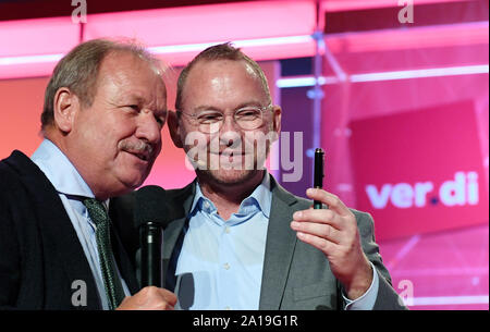 Deutschland. 25 Sep, 2019. Frank Werneke (r), neuer Vorsitzender der Dienstleistungsgewerkschaft Verdi, erhält der Kugelschreiber, die er von seinem Vorgänger Frank Bsirske an der Verdi Bundeskongress. Werneke hat neuen Vorsitzenden 24.09 gewählt. 2019. Credit: Hendrik Schmidt/dpa-Zentralbild/dpa/Alamy leben Nachrichten Stockfoto