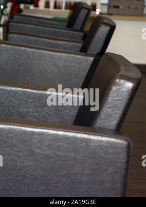 Einrichtung eines modernen Friseursalon mit Sesseln in einer Reihe, Sessel in einem Schönheitssalon Stockfoto