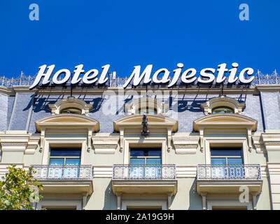 BARCELONA, SPANIEN - 20. SEPTEMBER 2019: Hotel Majestic Fassade, Inschrift auf dem Dach auf den klaren Himmel Hintergrund Stockfoto