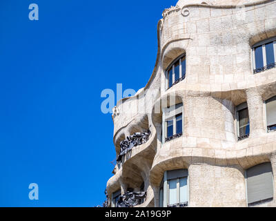 BARCELONA, SPANIEN - 20. SEPTEMBER 2019: Casa Mila (La Pedrera) von Antonio Gaudi, Detail der Fassade Stockfoto