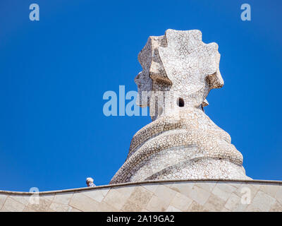 BARCELONA, SPANIEN - 20. SEPTEMBER 2019: Casa Mila (La Pedrera) von Antonio Gaudi, Dach detail Stockfoto