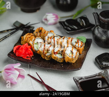 Gebratenes Sushi mit Ingwer und Wasabi Stockfoto