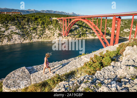 Frau Wandern am windigen Tag nahe Maslenica Brücke Stockfoto