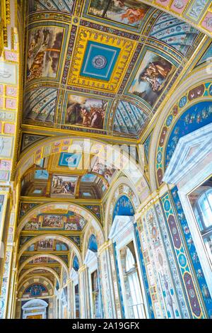 St. Petersburg, Russland - Juli 7, 2019: Innenräume der Eremitage, Dekoration an der Decke Stockfoto