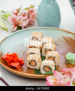 Sesam gekrönt mit Lachs sush Stockfoto