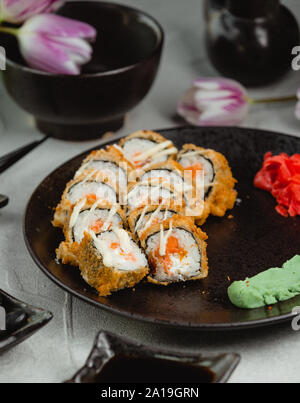 Gebratenes Sushi mit Ingwer und Wasabi Stockfoto