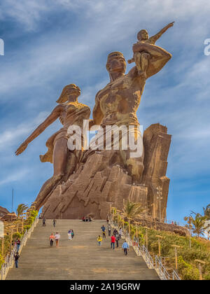 Dakar, Senegal - Februar 02, 2019: Bilder einer Familie an der Afrikanischen Renaissance Denkmal, in der Indien Teranca Park in der Nähe der Küste. 'Monument de la Stockfoto