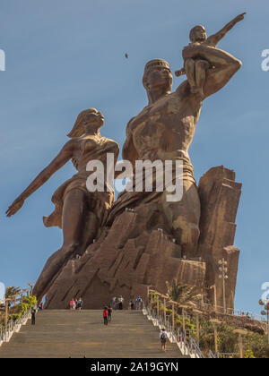 Dakar, Senegal - Februar 02, 2019: Bilder einer Familie an der Afrikanischen Renaissance Denkmal, in der Indien Teranca Park in der Nähe der Küste. 'Monument de la Stockfoto