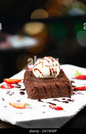 Brownie mit Eis Stockfoto