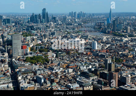 Ein Luftbild von der Mitte aus zu den Shard und Canary Wharf. Stockfoto