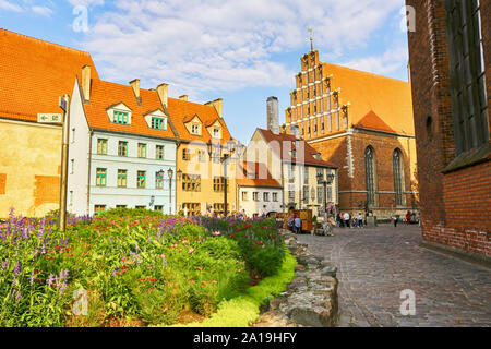 Riga, Lettland 09/05/2019 Blick auf Kirche die St. John's und Souvenir Markt in der lettischen Hauptstadt Riga Stockfoto