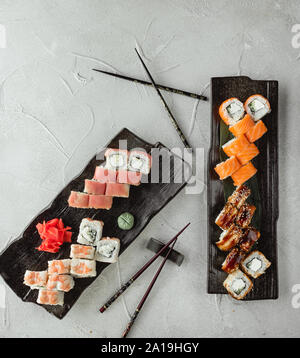 Sushi Sets Draufsicht auf den Tisch Stockfoto