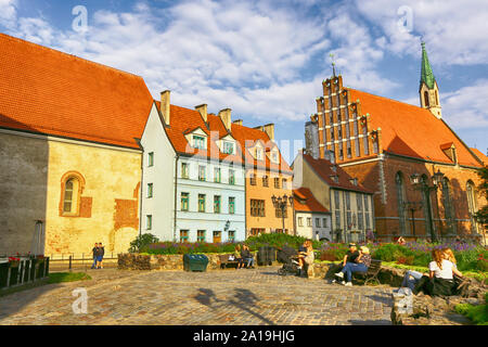 Riga, Lettland 09/05/2019 den Platz vor der Kirche die St. John's in der Altstadt von Riga. Stockfoto