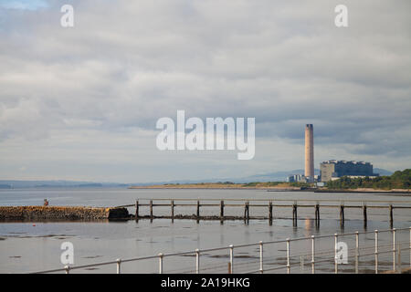 Longannet Power Station mit dem Fluss aus folgende Sehenswürdigkeiten: Culross, Fife, Schottland gesehen. Stockfoto