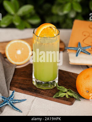 Kalte Zitrone Cocktail mit Orange Slice Stockfoto