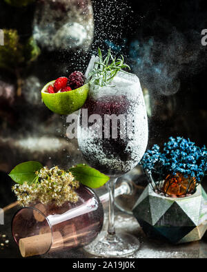 Ice Glas Wein mit Beeren Stockfoto