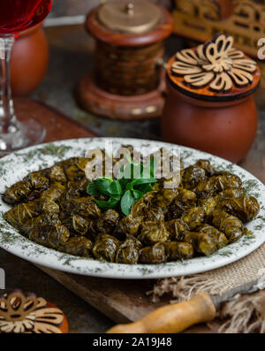 Aserbaidschanische nationale Grape leaf Dolma Stockfoto