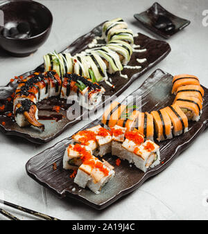 Verschiedene Sushi Sets auf dem Tisch Stockfoto