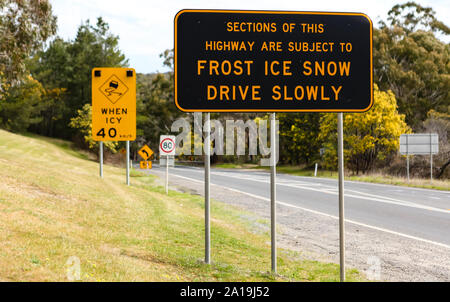 Ein australisches Straßenschild warnt Fahrer von der Möglichkeit der Frost, Eis und Schnee entlang der A300 Stockfoto