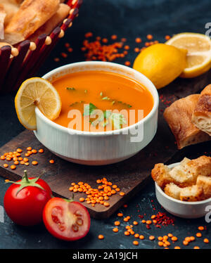 Rote Linsensuppe mit einer Scheibe Zitrone und Paniermehl Stockfoto