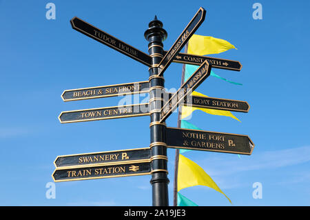 Ein traditionelles fingerpost Zeichen in einer Stadt mit Anweisungen für die Sehenswürdigkeiten und Attraktionen in der Nähe, Weymouth, Dorset, England, Großbritannien Stockfoto