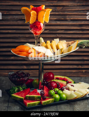 Obst Zusammenstellung gerade auf dem Tisch Stockfoto