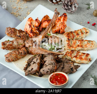 Aserbaidschanische nationale Kebab Mix mit Zwiebeln und Kräutern Stockfoto