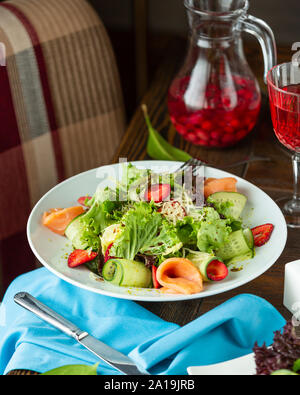 Lachs Salat mit frischem Gemüse und geriebenem Käse Stockfoto