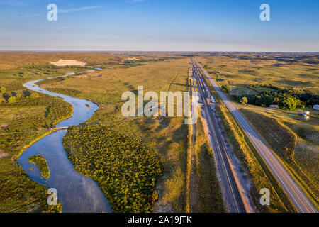 Autobahn und Eisenbahn entlang der mittleren Loup River in Nebraska Sandhills, Spätsommer Luftaufnahme Stockfoto