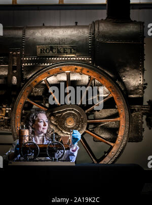 Führen Konservator Wendy Somerville-Woodiwis mit Stephensons Rocket und ein Modell Lokomotive, wie sie präsentiert neuen Start der Rakete, das National Railway Museum in York, wo es auf Anzeige bis April nächsten Jahres sein wird. Stockfoto