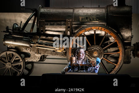 Führen Konservator Wendy Somerville-Woodiwis mit Stephensons Rocket und ein Modell Lokomotive, wie sie präsentiert neuen Start der Rakete, das National Railway Museum in York, wo es auf Anzeige bis April nächsten Jahres sein wird. Stockfoto