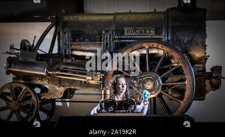 Führen Konservator Wendy Somerville-Woodiwis mit Stephensons Rocket und ein Modell Lokomotive, wie sie präsentiert neuen Start der Rakete, das National Railway Museum in York, wo es auf Anzeige bis April nächsten Jahres sein wird. Stockfoto