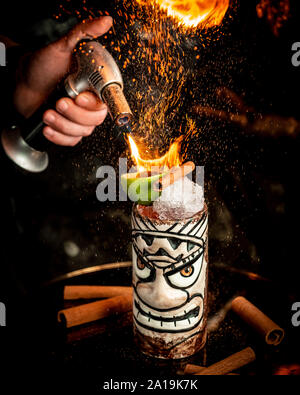 Geflammt Cocktail mit Eis und Früchte Stockfoto