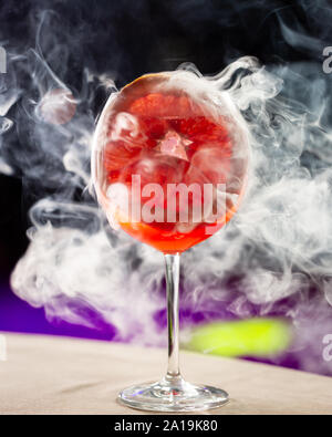 Iced berry Cocktail mit großen zitronenscheibe Stockfoto