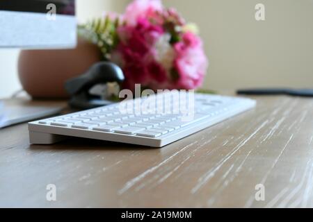 Computer PC-Tastatur auf einem Schreibtisch Stockfoto