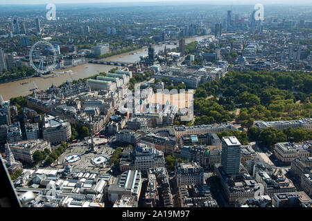 Ein Luftbild vom Trafalgar Square, Westminster und der Themse mit Horse Guards Parade Stockfoto