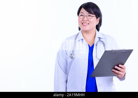 Happy Übergewicht asiatische Frau Doktor denken, während Sie die Zwischenablage Stockfoto