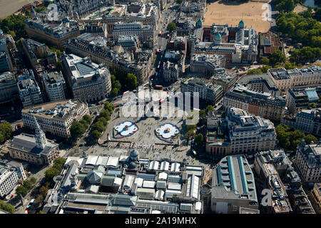 Ein Luftbild vom Trafalgar Square, Westminster und der Themse mit Horse Guards Parade Stockfoto