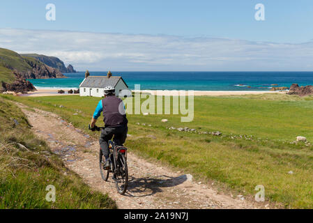Radfahrer nähert Kearvaig Bay, Cape Wrath Halbinsel, Sutherland Stockfoto