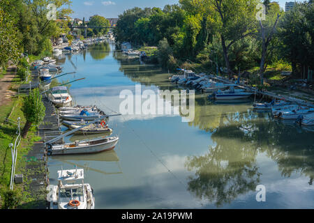 Boote auf dem Fluss Pescara Stockfoto