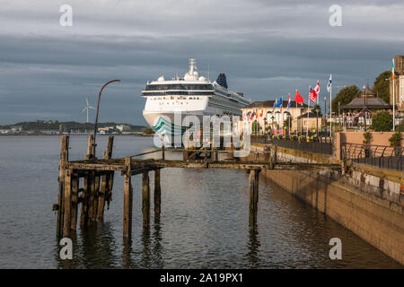 Cobh, Cork, Irland. 25 Sep, 2019. Die alte White Star Line pier jetzt verfallen, während das Kreuzfahrtschiff Norwegian Spirit am Deep Water Quay in Cobh, Co Cork, Irland gebunden ist. - Bild; Quelle: David Creedon/Alamy leben Nachrichten Stockfoto