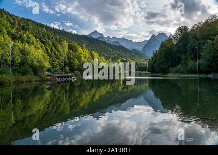 Der Rießersee oder Rießer Siehe und Waxenstein Gebirgsgruppe bei Garmisch-Partenkirchen, Oberbayern, Bayern, Deutschland | Riessersees und Waxenste Stockfoto