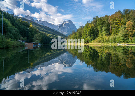 Der Rießersee oder Rießer Siehe und Waxenstein Gebirgsgruppe bei Garmisch-Partenkirchen, Oberbayern, Bayern, Deutschland | Riessersees und Waxenste Stockfoto