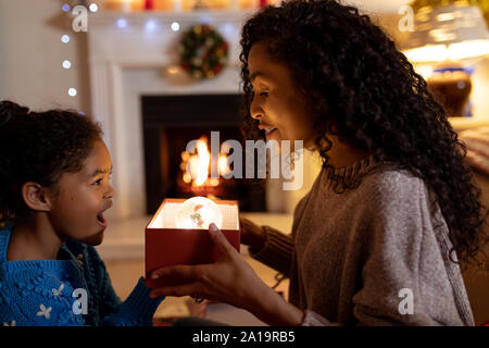 Familie zu Hause an Weihnachten Stockfoto