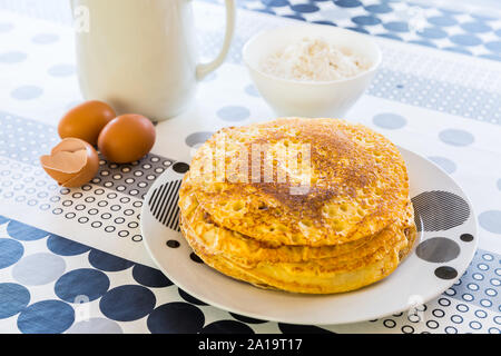 Stapel von hausgemachte Pfannkuchen mit Backzutaten Stockfoto