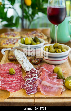 Spanische Vorspeisen Tabelle mit Antipasti, Snacks und Wein Stockfoto