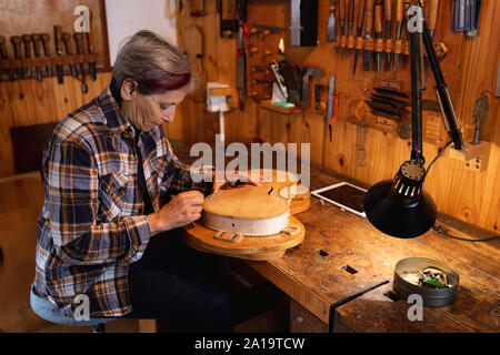 Weibliche luthier Arbeiten in der Werkstatt Stockfoto