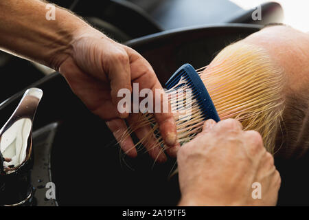 Friseur männlichen und weiblichen Kunden im Friseursalon Stockfoto